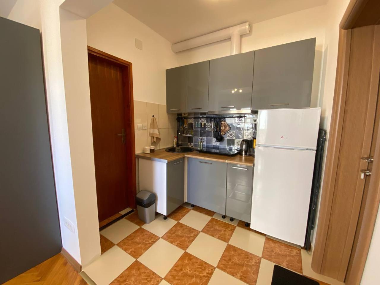 Alina'S Apartment Bečići Εξωτερικό φωτογραφία